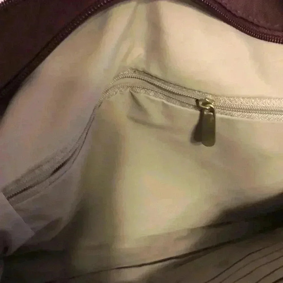 Magellan’s purple nylon shoulder bag. - Picture 9 of 12